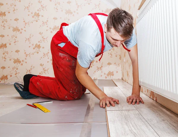 Manitas jóvenes instalando piso de madera — Foto de Stock