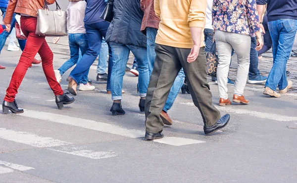 Kadın, yaya ayakları ile yol geçiş — Stok fotoğraf