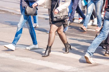 İnsanlar sokakta ayakları