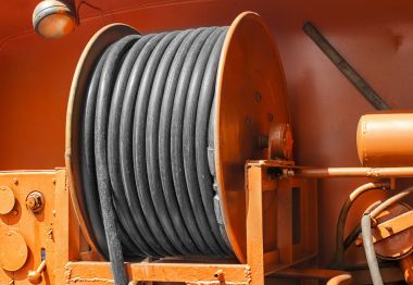 özel bir araba elektrik kablosu ile büyük metal bobin