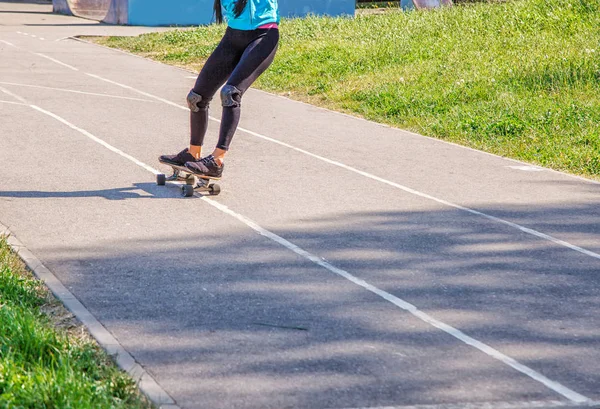 Giovane donna skateboard nel parco — Foto Stock