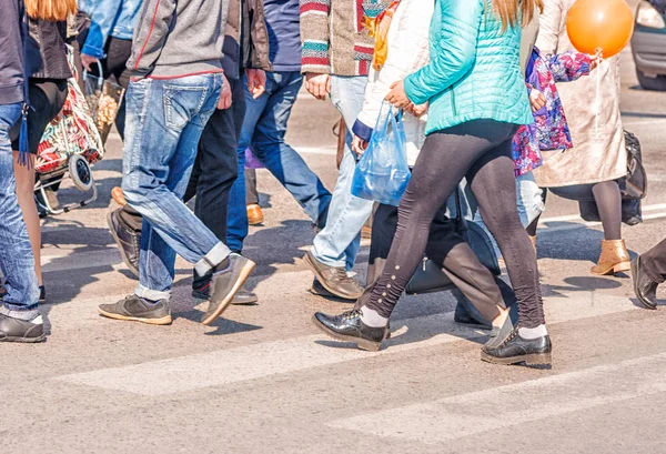 Crossroad with walking pedestrians — Stock Photo, Image