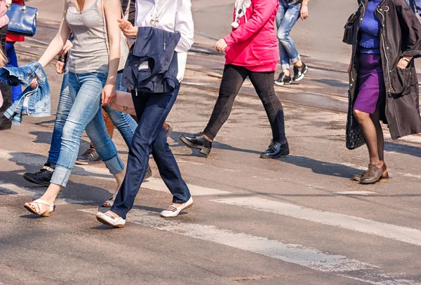 Jeunes femmes pieds, traversant une rue urbaine — Photo