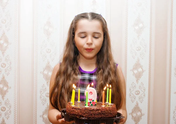 케이크에 촛불을 끄고 어린 소녀 — 스톡 사진