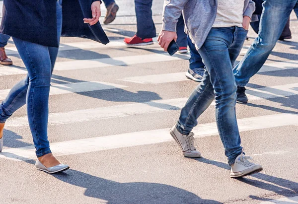 通りを行く人々 の足 — ストック写真