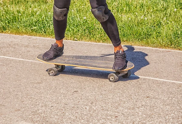 Jonge vrouw skateboarden in het park — Stockfoto