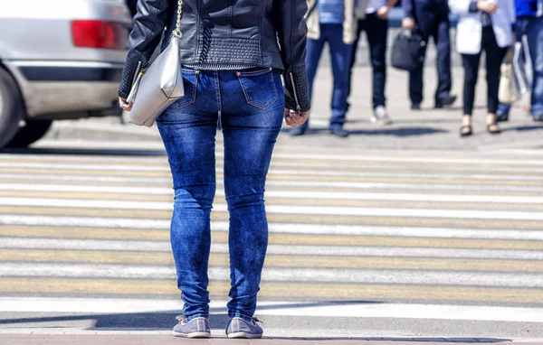Joven mujer está esperando para cruzar la calle — Foto de Stock