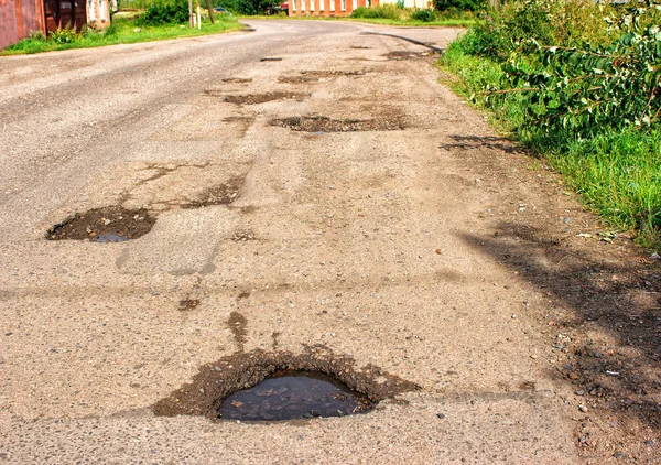 Köyün eski kırık yolu — Stok fotoğraf