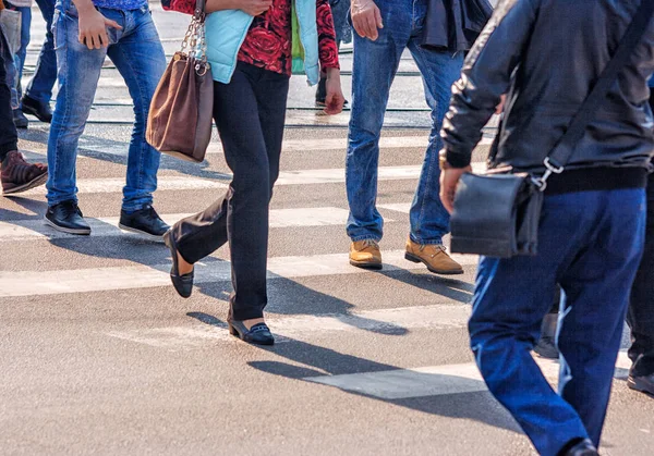 Crossroad with walking pedestrians — Stock Photo, Image