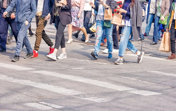Pessoas que atravessam a travessia pedestre — Fotografia de Stock
