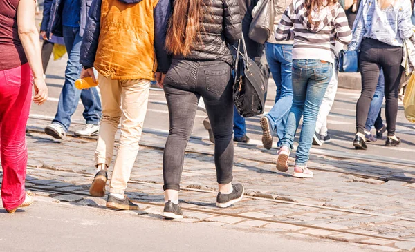 Mulheres jovens pés, cruzando uma rua urbana — Fotografia de Stock
