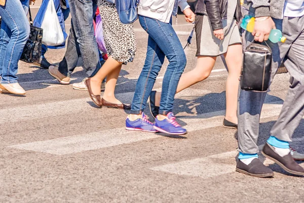 Personas que cruzan el paso peatonal —  Fotos de Stock