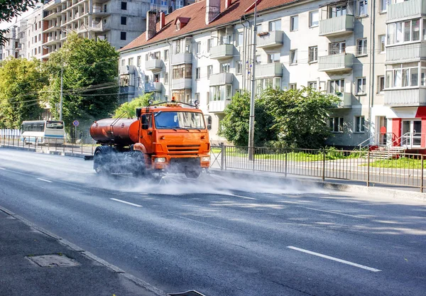 水スプレーで街のアスファルトの道路を洗浄洗浄機 — ストック写真