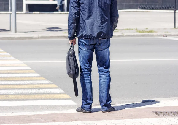 Uomo in attesa di attraversare la strada — Foto Stock