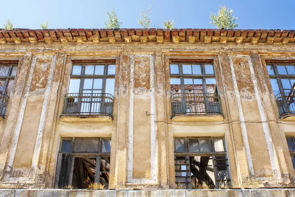 Velha casa abandonada — Fotografia de Stock