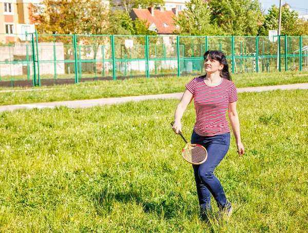 Jovem bela mulher jogando badminton — Fotografia de Stock