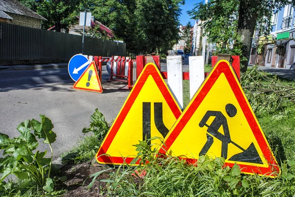 Дорожні знаки ремонт дороги — стокове фото