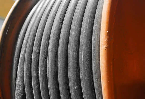 Bobina de metal grande con cable eléctrico —  Fotos de Stock