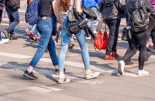Jovem mulher pés, cruzando uma rua urbana — Fotografia de Stock