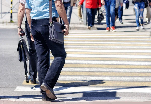 Homem de negócios atravessando uma rua na cidade — Fotografia de Stock