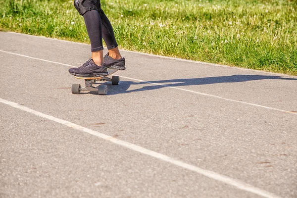 Giovane donna skateboard nel parco — Foto Stock