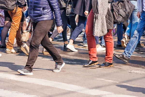 Pies de la gente que va a la calle — Foto de Stock