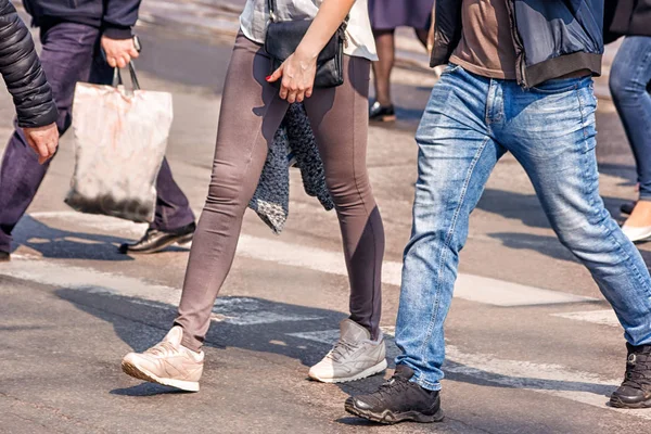 Fötter av de människor som går på gatan — Stockfoto