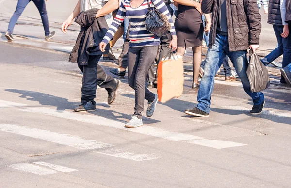 Kruispunt met voetgangers lopen — Stockfoto