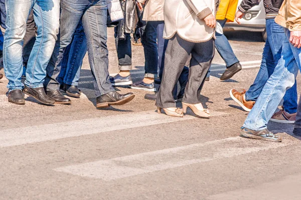 Personas que cruzan el paso peatonal — Foto de Stock