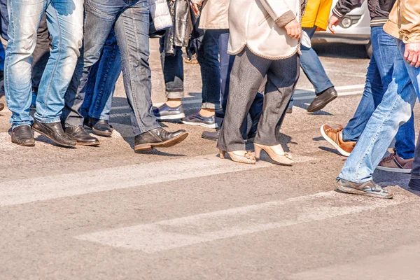 Människor som passerar övergångsstället — Stockfoto