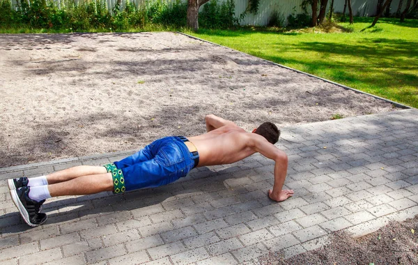 Νεαρός άνδρας εξάσκηση των push-up — Φωτογραφία Αρχείου