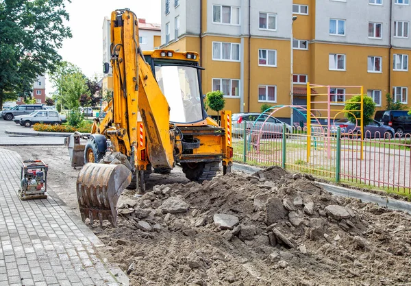 Construção de uma nova estrada. escavadeira prepara a superfície — Fotografia de Stock
