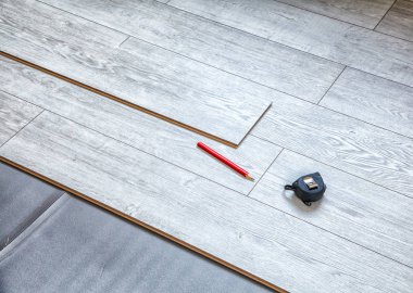 yerde döşeme için hazırlanan panoları laminat