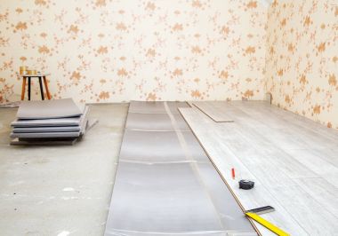 yerde döşeme için hazırlanan panoları laminat