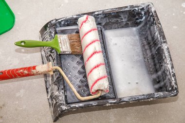 yerde duran duvar kağıdı yapıştırıcı ile konteyner