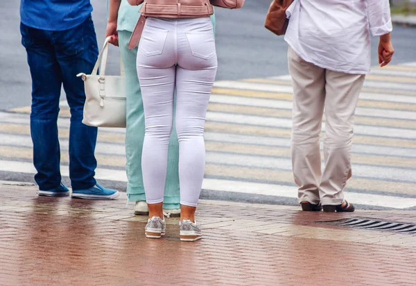 Les femmes attendent de traverser la route — Photo