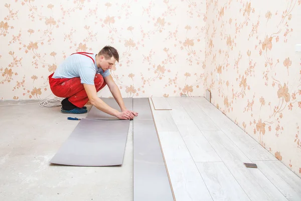 Handwerker legt Laminatdielen aus — Stockfoto