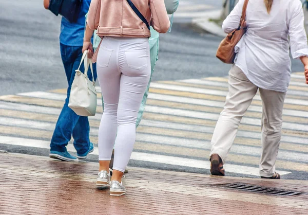 Gambe della gente che va per strada — Foto Stock