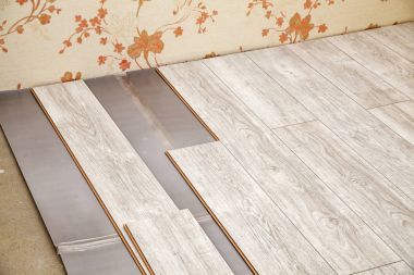 yerde döşeme için hazırlanan panoları laminat