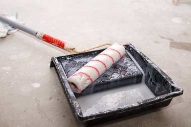 duvar kağıdı tutkalı ile konteyner 