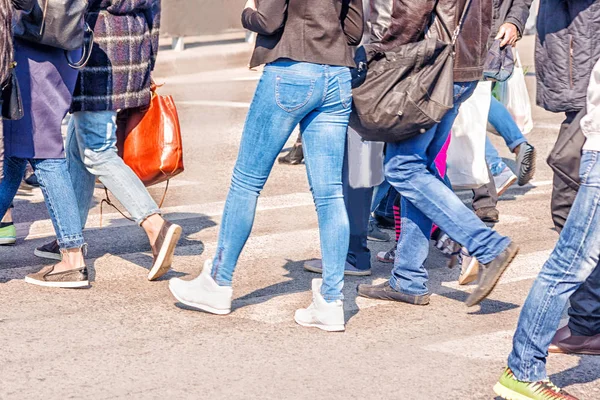 Pies de la gente que va a la calle — Foto de Stock