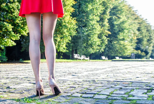 Piernas de una mujer de pie sobre un adoquín —  Fotos de Stock