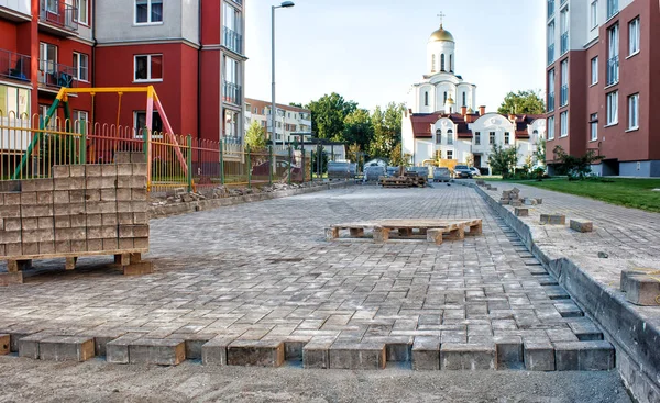 Bau einer neuen modernen Straße mit Pflasterplatten — Stockfoto