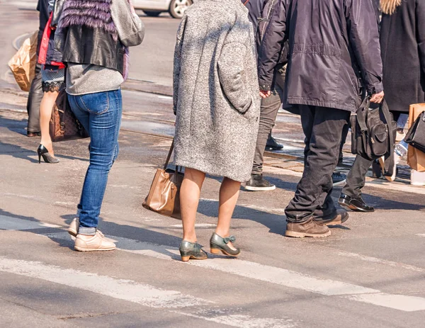 Oameni care traversează traversarea pietonală — Fotografie, imagine de stoc