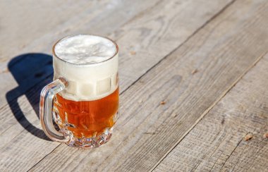 cam kupa bira ayakta açık tablo ile