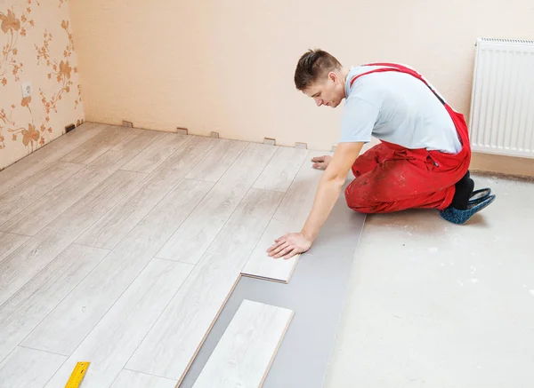 Manitas por el que se establecen tablas de suelo laminado — Foto de Stock