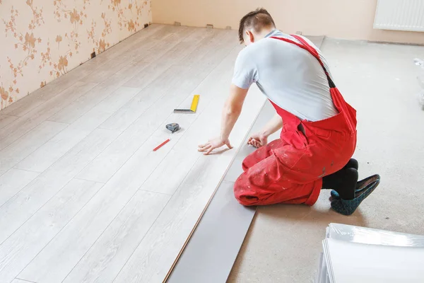 Klusjesman vaststelling van laminaat planken vloeren — Stockfoto