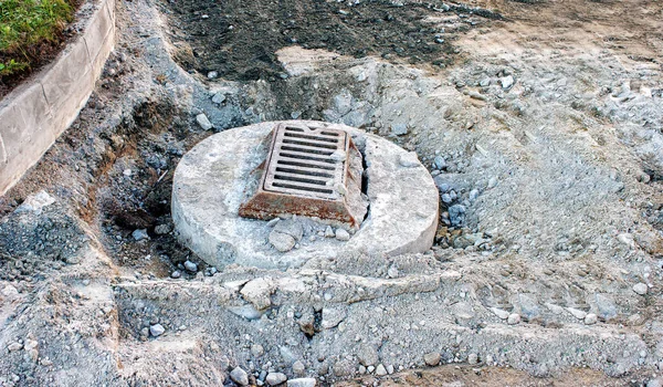 Sewer hatch building in new road — Stock Photo, Image