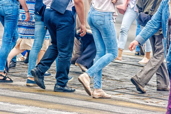 Pessoas andando em uma travessia de pedestre — Fotografia de Stock