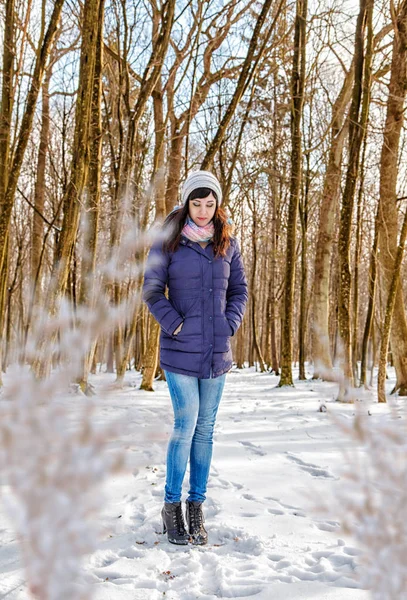 冬の森の中で若い美しい女性 — ストック写真